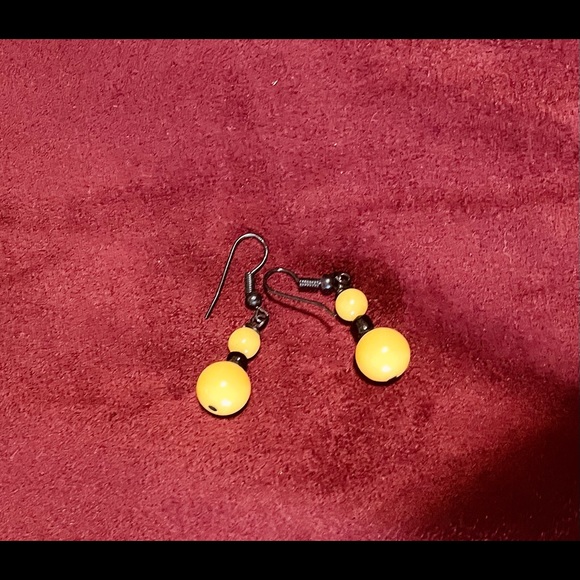 Chunky black and yellow necklace with matching earrings - Picture 4 of 4